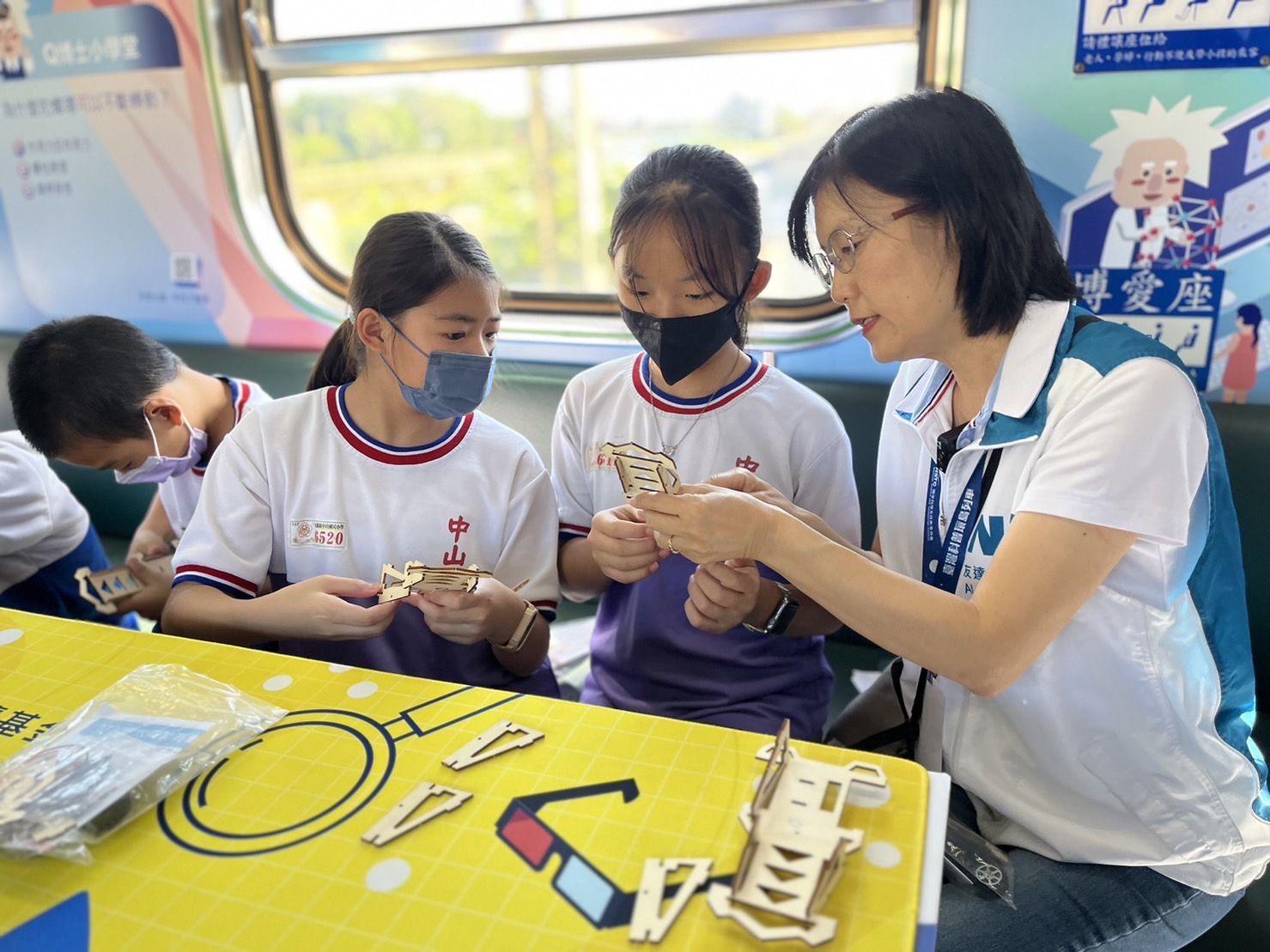 3499拉斯维加斯永續基金會執行長古秀華及同仁親自擔任科普列車志工，帶領師生們動手做科學，傳遞能源科普知識，讓科學教育向下紮根