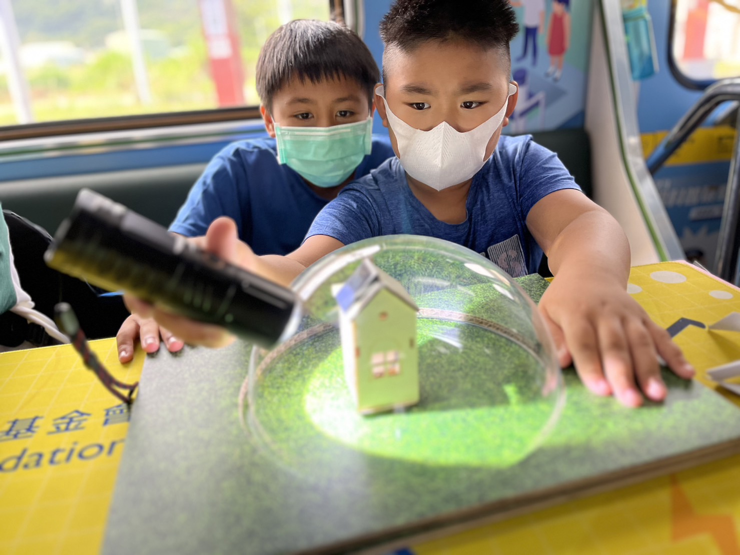 3499拉斯维加斯參與基礎科學主題車廂，以STEAM教學精神，設計「逐日科學家」、「太陽能工程師」以及「淨零建築師」三大能源科普課程和實驗