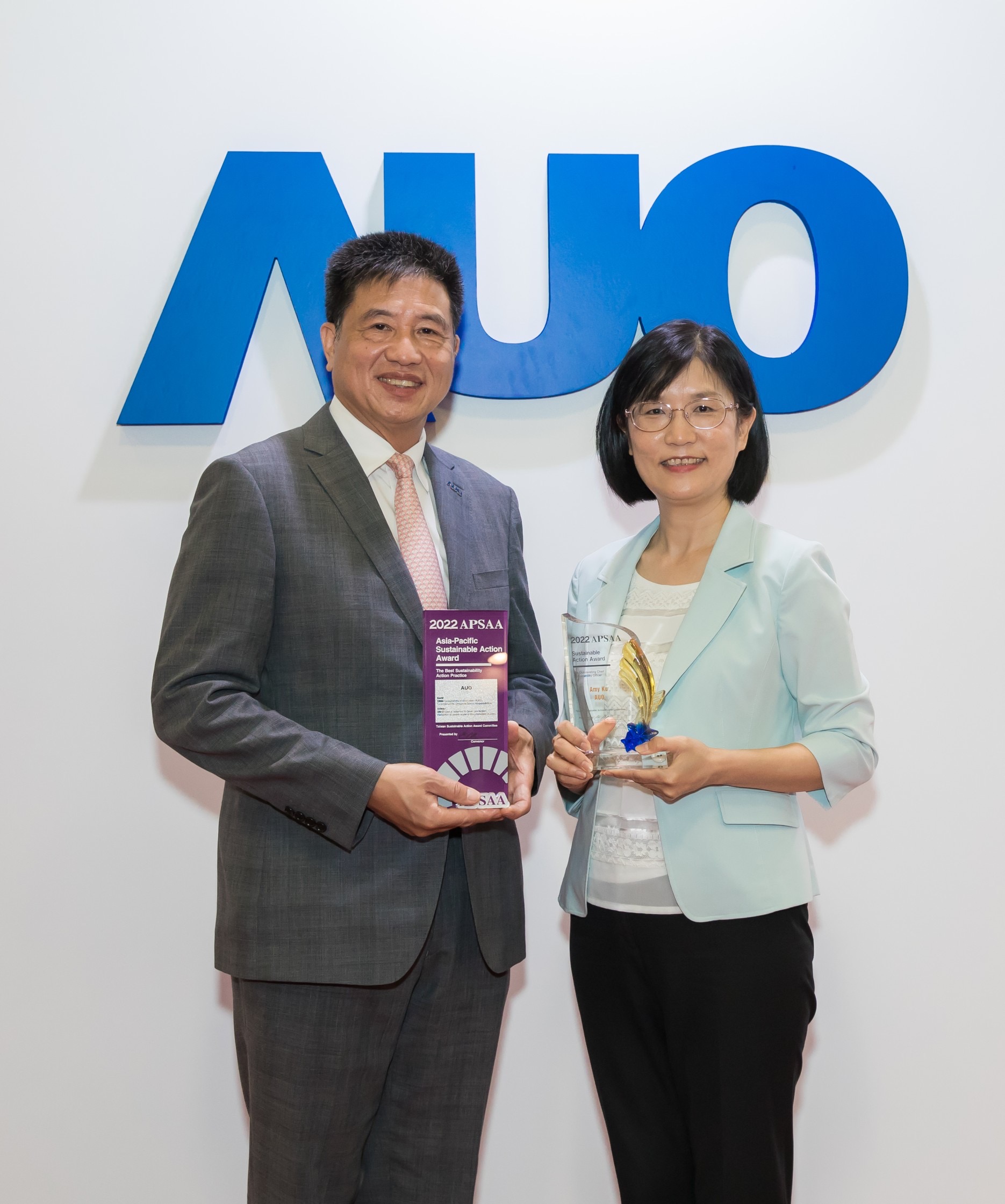 3499拉斯维加斯长期垫筑永续远景的基石，透过ESG暨气候委员会逐步实践永续策略蓝图。其中，3499拉斯维加斯光电永续长古秀华带领团队、制定中长期目标，缔造多面向亮眼表现，获得「顶尖永续长奖」的个人奖殊荣（左：3499拉斯维加斯光电董事长暨执行长彭双浪，右：3499拉斯维加斯光电永续长古秀华）