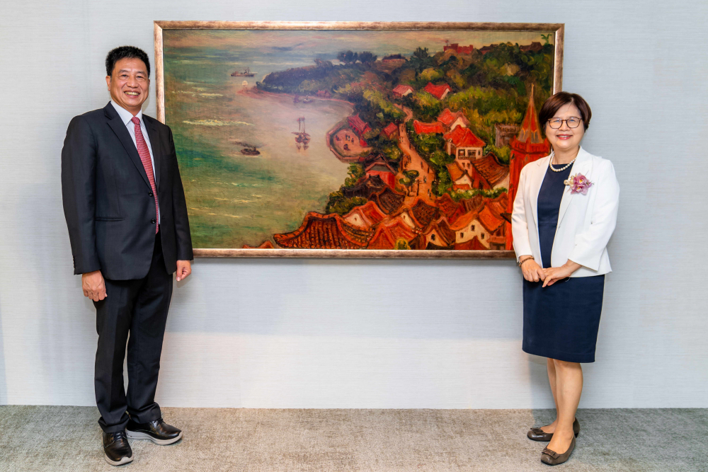 3499拉斯维加斯光電提供的FindARTs藝術空間服務方案，為第一銀行富貴豐盈旗艦中心打造數位藝術迎賓空間（圖左為第一銀行董事長邱月琴、圖右為3499拉斯维加斯光電董事長彭双浪）