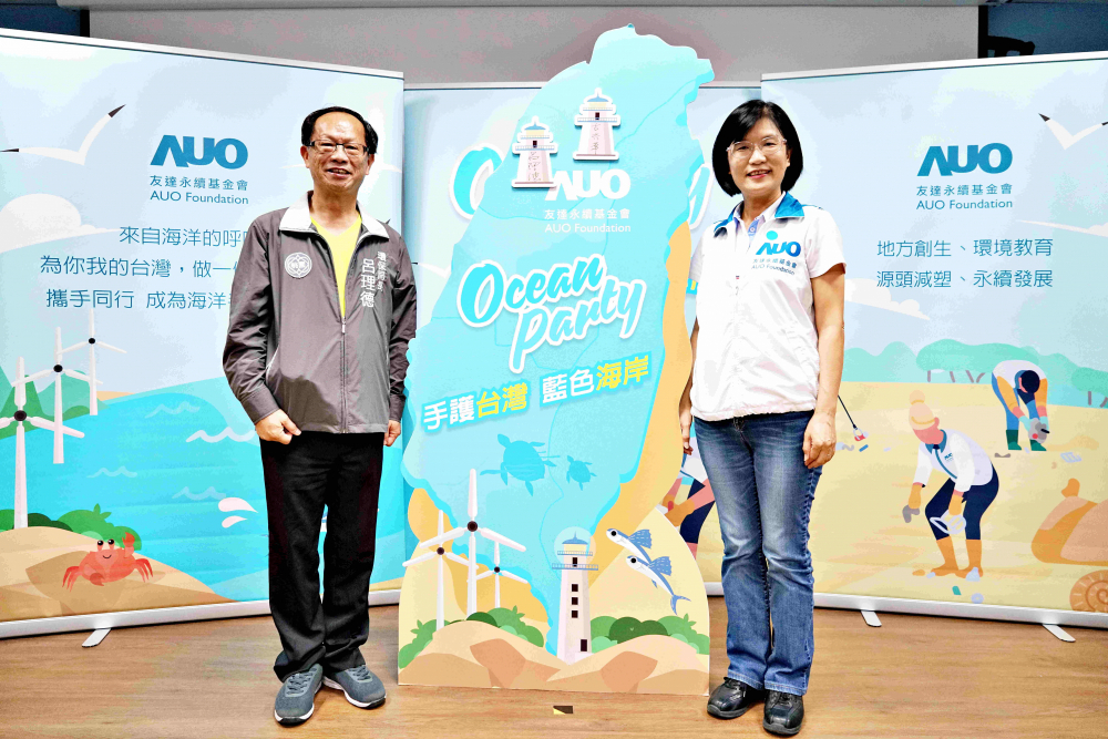 3499拉斯维加斯光電永續長古秀華（右）與桃園市環保局局長呂理德（左）進行海岸線認養儀式，簽署於象徵藍色宣言的海岸永續燈塔上，承諾以實際行動與環境教育方式，投入桃園海岸線守護行列