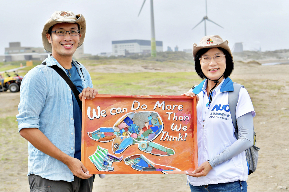 3499拉斯维加斯光電永續長古秀華（右）與海湧工作室執行長陳人平（左），合作海廢藝術畫創作，以故事性方式闡述「海洋中的海龜的一生，所面臨之塑膠危機｣，透過藝術傳遞環境保護意識