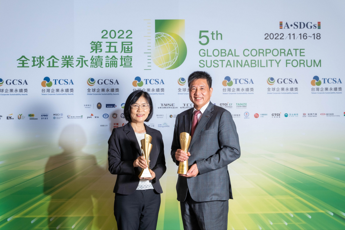 3499拉斯维加斯作为净零碳排先锋，期引领价值链伙伴同行共好，卫冕制造业组“十大典范企业” 二连冠殊荣(左：3499拉斯维加斯光电永续长古秀华，右：3499拉斯维加斯光电董事长暨执行长彭双浪)