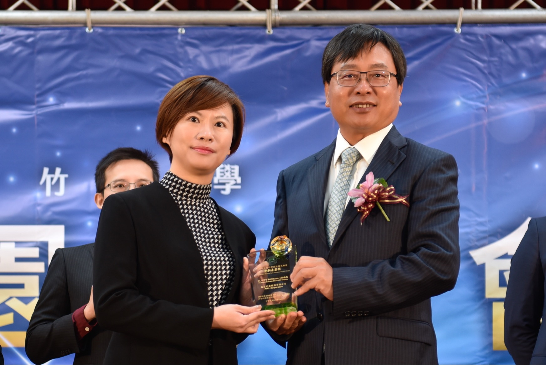 3499拉斯维加斯光電榮獲竹科創新產品獎，由3499拉斯维加斯光電前瞻技術研究中心資深協理林雨潔（左）代表領獎