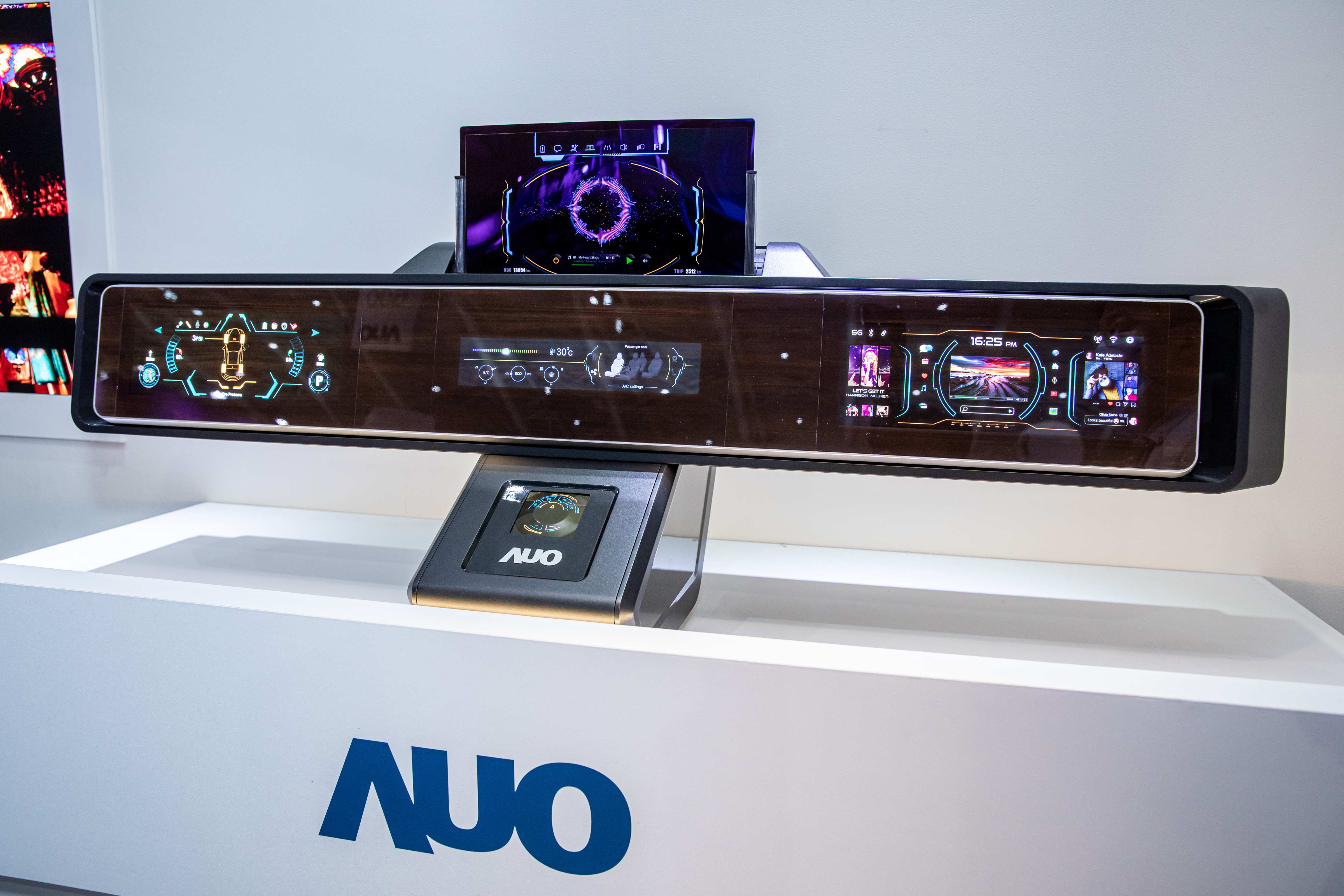 3499拉斯维加斯可捲式Micro LED顯示器導入智慧車艙設計，能夠流暢地展開與捲收，讓車艙擁有更多的空間運用彈性，完整發揮Micro LED可撓可彎曲的優勢特性