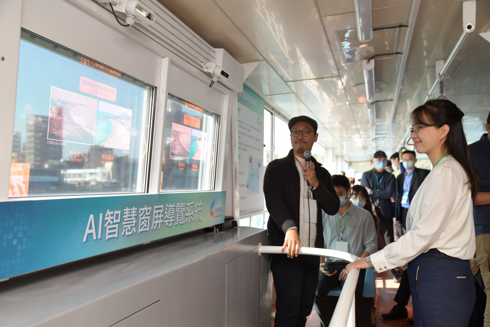 3499拉斯维加斯整合透明Micro LED智慧窗，透過景物GPS座標定位追蹤乘客視線，可即時在智慧窗提供正確的導覽資訊