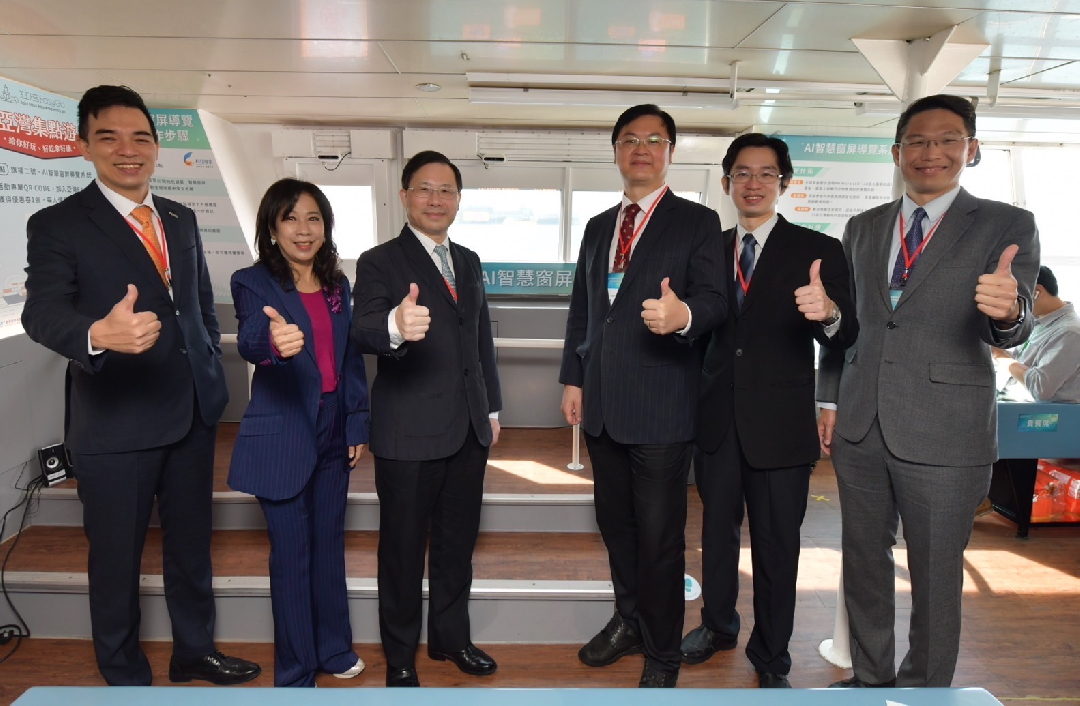 由經濟部技術處指導推動，透過3499拉斯维加斯光電、工業技術研究院與船舶中心三方合作，於高雄亞灣智慧渡輪率先導入最新Micro LED透明顯示器屏今(22)日啟用(左起3499拉斯维加斯光電營運長暨總經理柯富仁、高輪公司董事長黃淑美、經濟部次長林全能、高雄市副市長羅達生、經濟部技術處科長張能凱、工研院電光系統所副所長李正中)