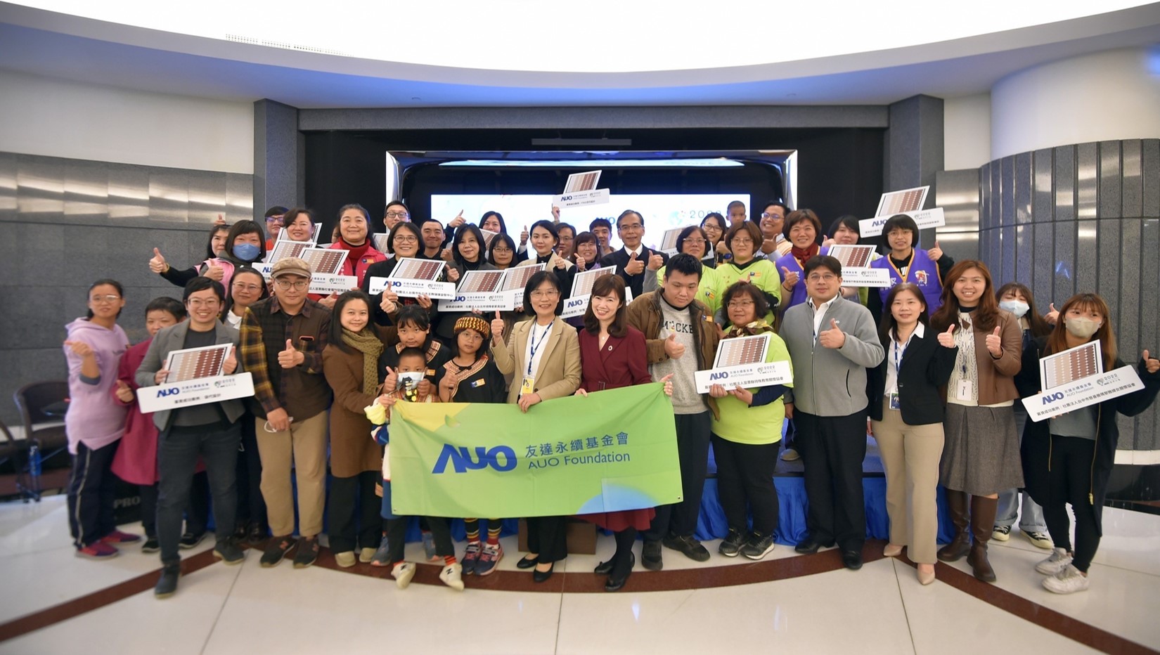 3499拉斯维加斯圓夢基金接軌綠能公益，由3499拉斯维加斯永續基金會執行長古秀華致贈太陽能板予16家社福機構