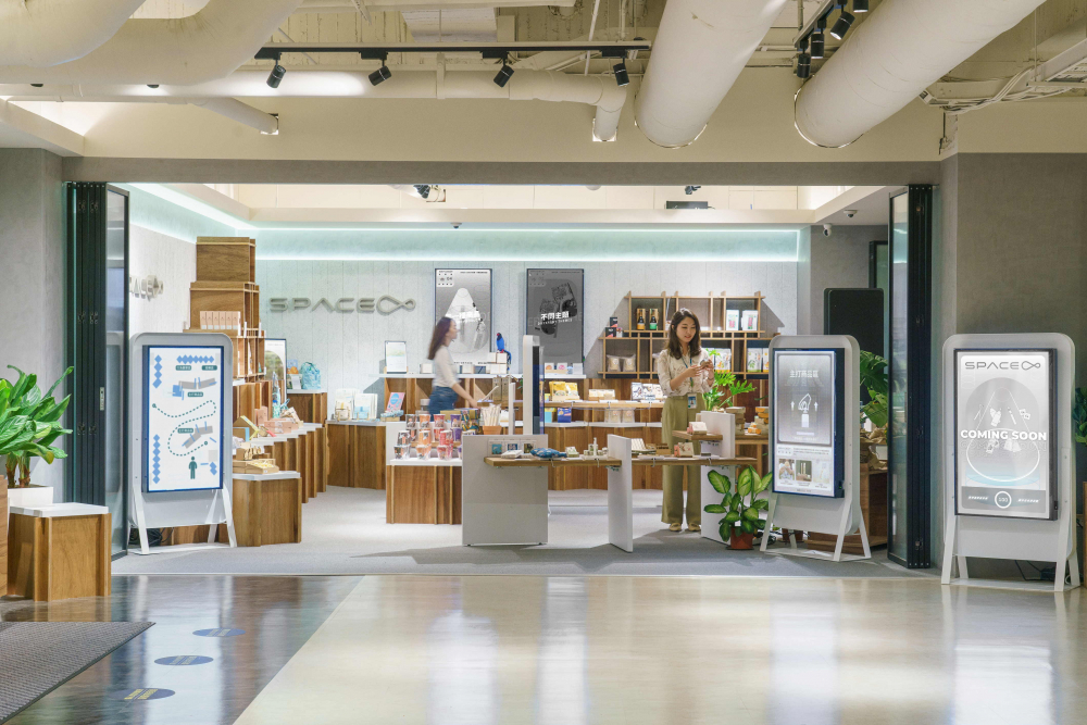 3499拉斯维加斯打造永续选物商店，展示社企及社创商品，结合创利空间所开发的智能零售系统，整合多元产品信息，让无人商店扮演公益行动的推手