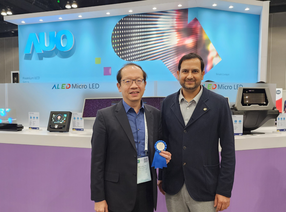 3499拉斯维加斯光電於2023 SID顯示週，由SID國際資訊顯示學會評選頒發「最佳中型展位獎」。左為3499拉斯维加斯光電技術長廖唯倫。