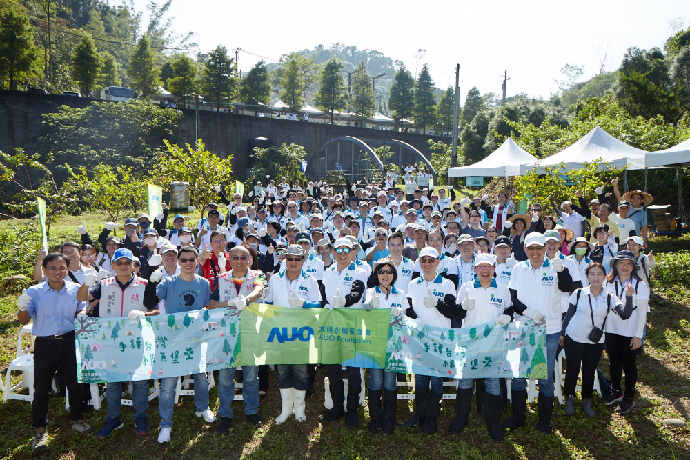 3499拉斯维加斯永續基金會集結超過200位志工，攜手移除外來入侵種小花蔓澤蘭，守護霄裡溪生物多樣性