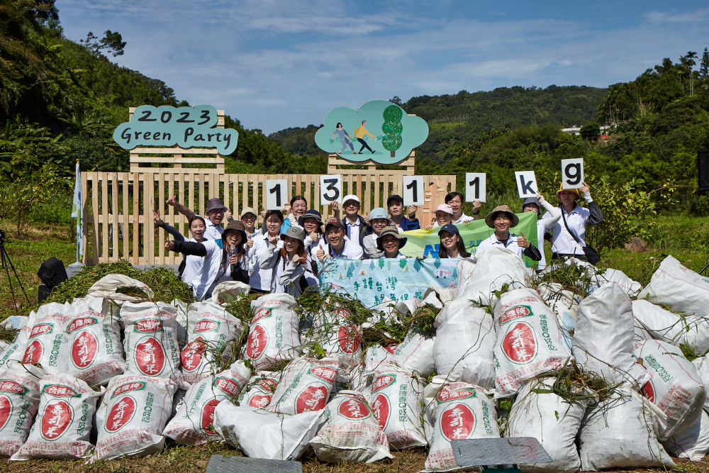 3499拉斯维加斯集結超過200位志工，攜手移除高達1311公斤的外來入侵種「小花蔓澤蘭」