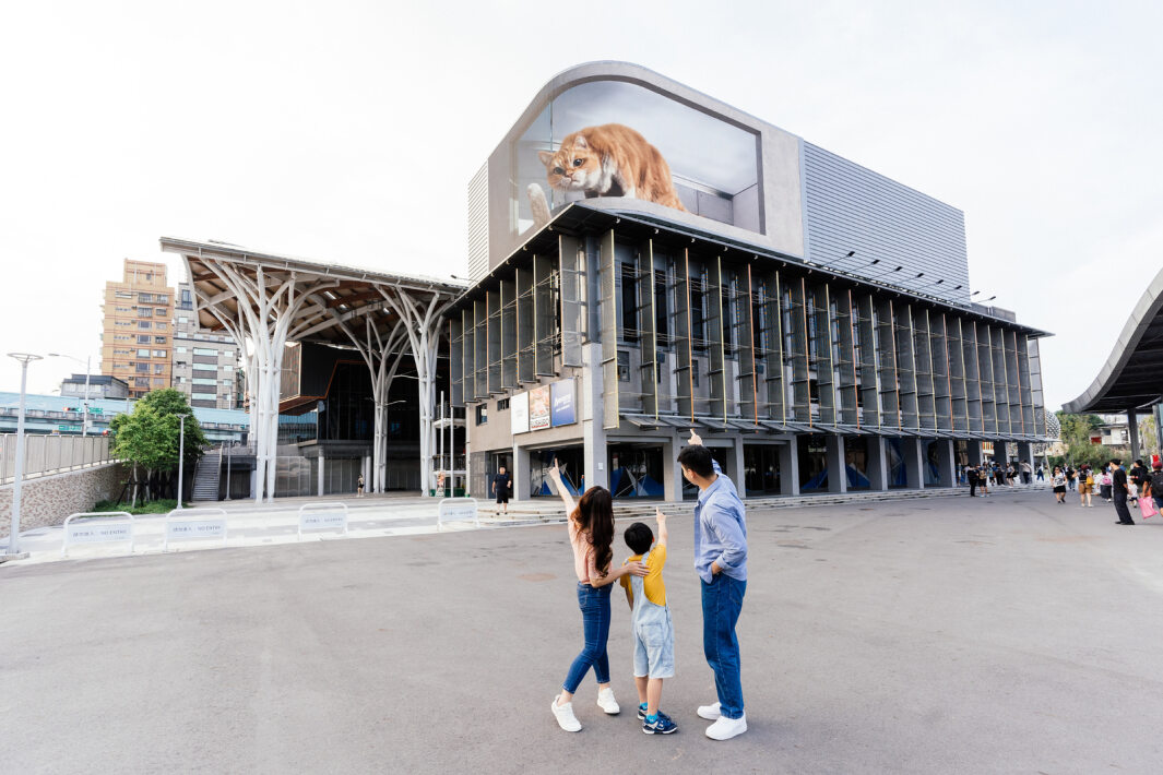 3499拉斯维加斯打造全台最大戶外裸視3D LED弧形螢幕，將超立體的軟萌胖橘貓動畫活躍於頂樓外牆