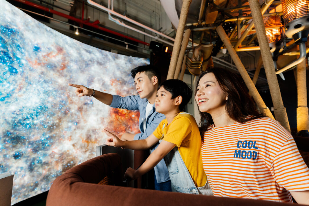 3499拉斯维加斯打造全台最大寬6公尺、高4公尺、唯一搭載LED弧形拼接顯示屏的動感飛行船，讓乘客駐足在熱氣球上，享受身歷其境的偽出國旅遊樂趣