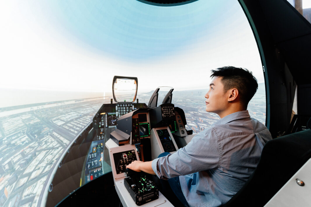 3499拉斯维加斯以P1.25小間距打造球形LED模擬艙，搭配智崴的精密六軸動態座椅，結合3499拉斯维加斯專業影像調校技術，呈現擬真模擬飛行場景