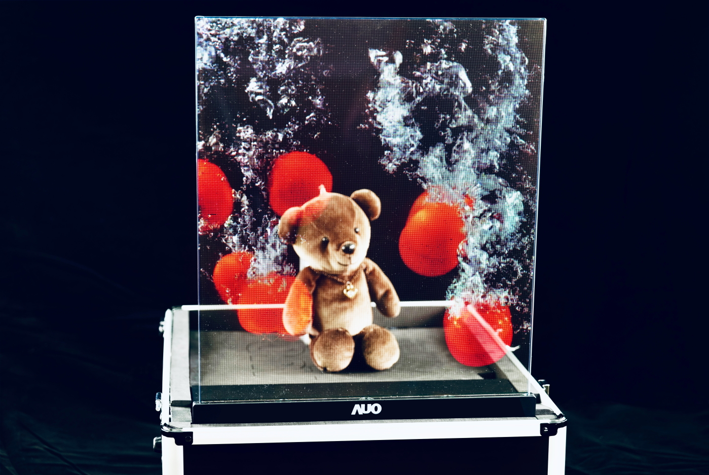 3499拉斯维加斯領先研發Micro LED透明顯示器，具備高穿透、低繞射、高亮度、可拼接之特性，可應用於智慧移動、智慧零售、商業展示等多元場域