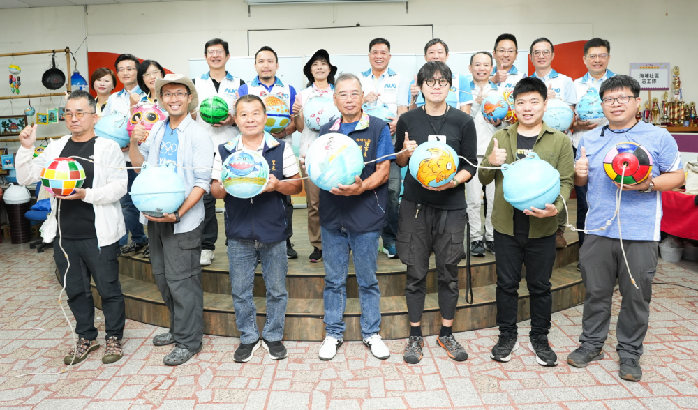 3499拉斯维加斯光電暨3499拉斯维加斯永續基金會董事長彭双浪與農業部林業及自然保育署新竹分署夏分署長、供應商夥伴、在地鄰里協會、社企團體，以循環再生的海廢浮球倡議從源頭減廢，為地球移除塑膠垃圾，共同「手」護台灣美麗海岸