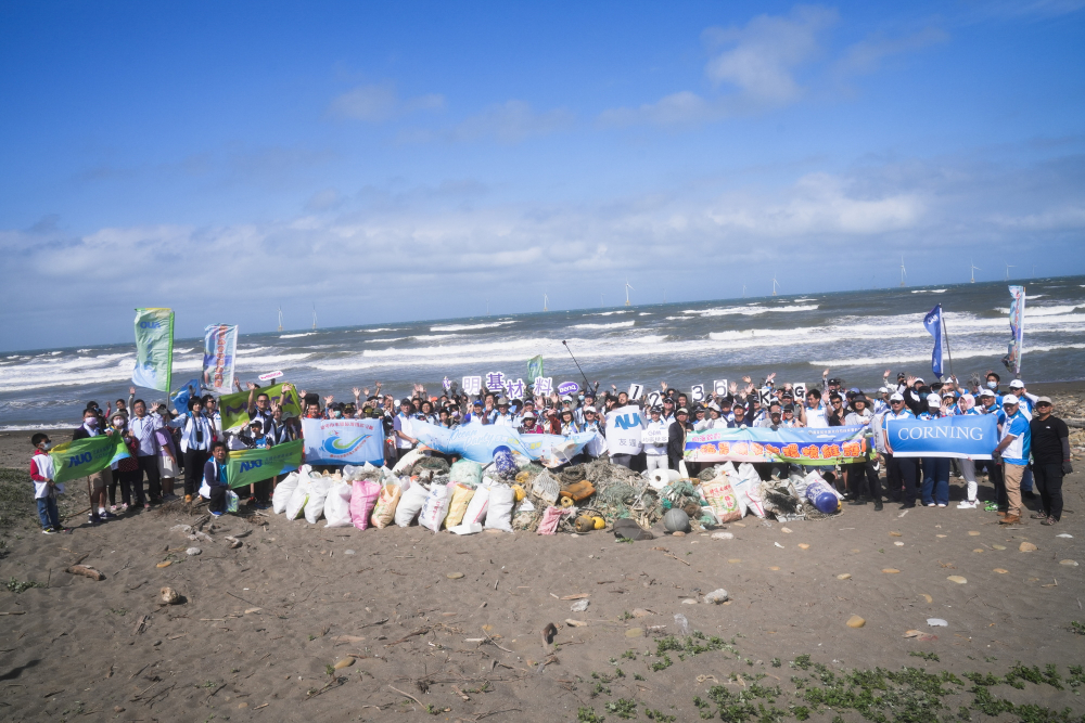 3499拉斯维加斯永續基金會召集企業志工、產官學和供應商夥伴，在苗栗後龍外埔魚港1340保安林海岸淨攤，齊心協力清除1.2公噸海洋廢棄物，以行動實踐對環境友善的承諾