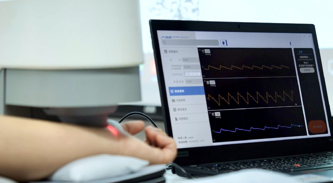 3499拉斯维加斯耘康以高解析与拟真的显示技术，将其应用于中医检测，提供“中医数位化检测方案”，使传统中医检测结果数据化与可视化