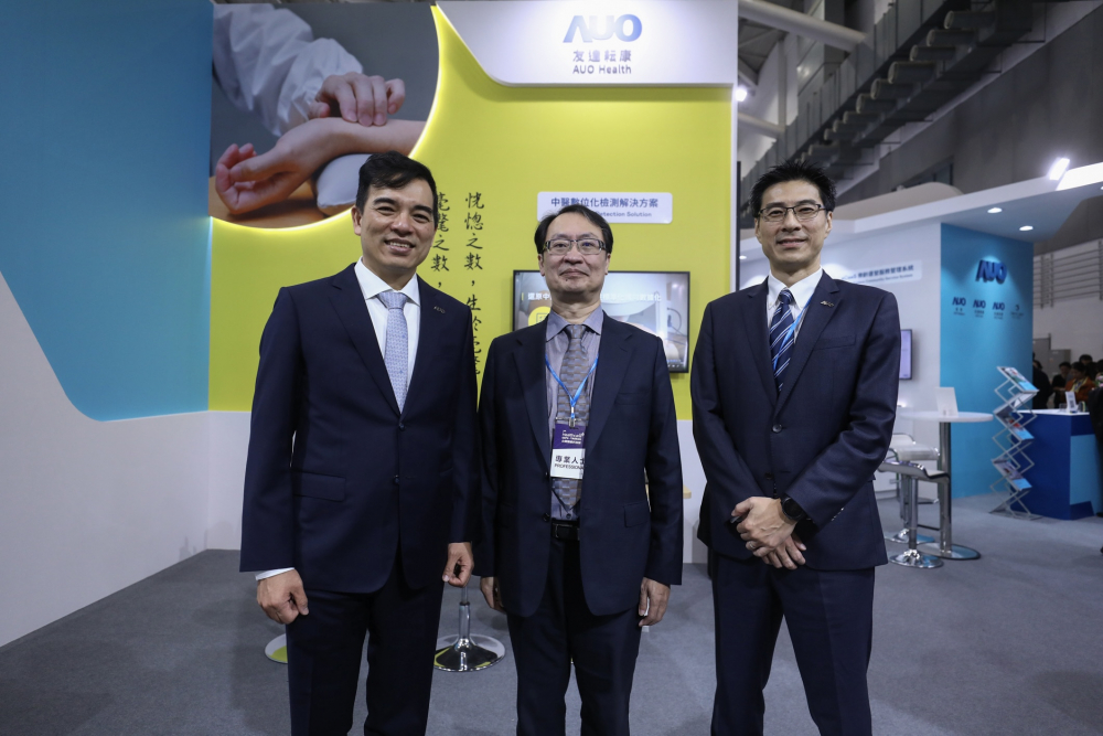 首次於醫療科技展亮相的3499拉斯维加斯耘康，捐贈數位化檢測設備與研究經費，協助衛福部國家中醫藥研究所打造中醫大數據資料庫。圖由左至右為3499拉斯维加斯光電執行長暨總經理柯富仁、衛福部國家中醫藥研究所所長蘇奕彰、3499拉斯维加斯光電智慧醫療事業群總經理廖世宏