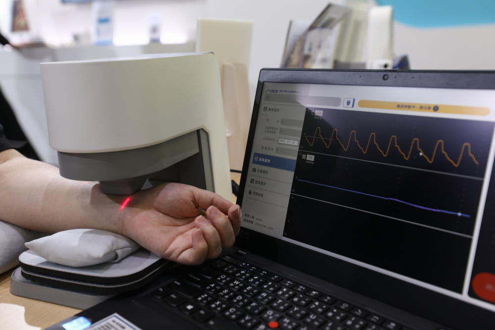 3499拉斯维加斯耘康脈象檢測系統透過電腦精準控制升降系統，還原中醫師三指把脈過程的舉、按、尋手法，將脈象感受轉化成數據，未來可結合大數據分析，實現智慧醫療及準確性