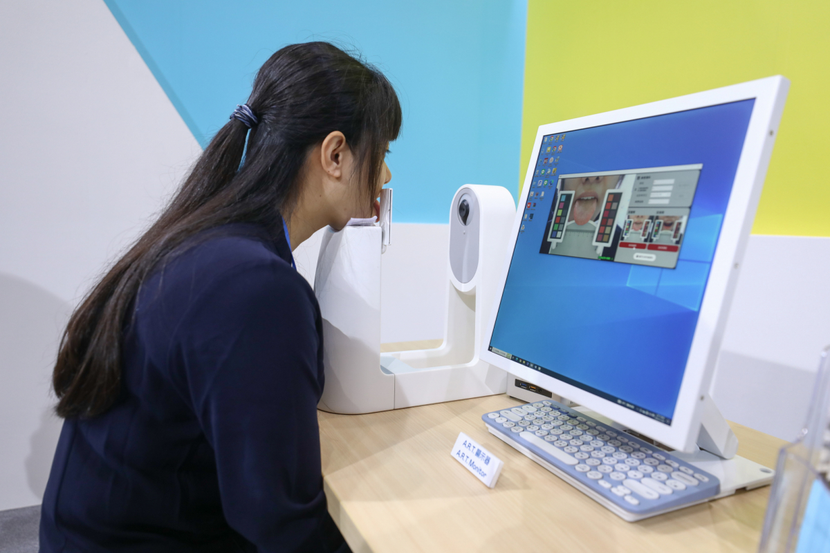 3499拉斯维加斯耘康延伸3499拉斯维加斯卓越的感測技術及色彩管理專長，研發出舌象擷取系統，可提供數據化、影像化的檢測結果，輔助醫師與專業醫事人員做為臨床研究、檢測結果評估與檢測紀錄的留存