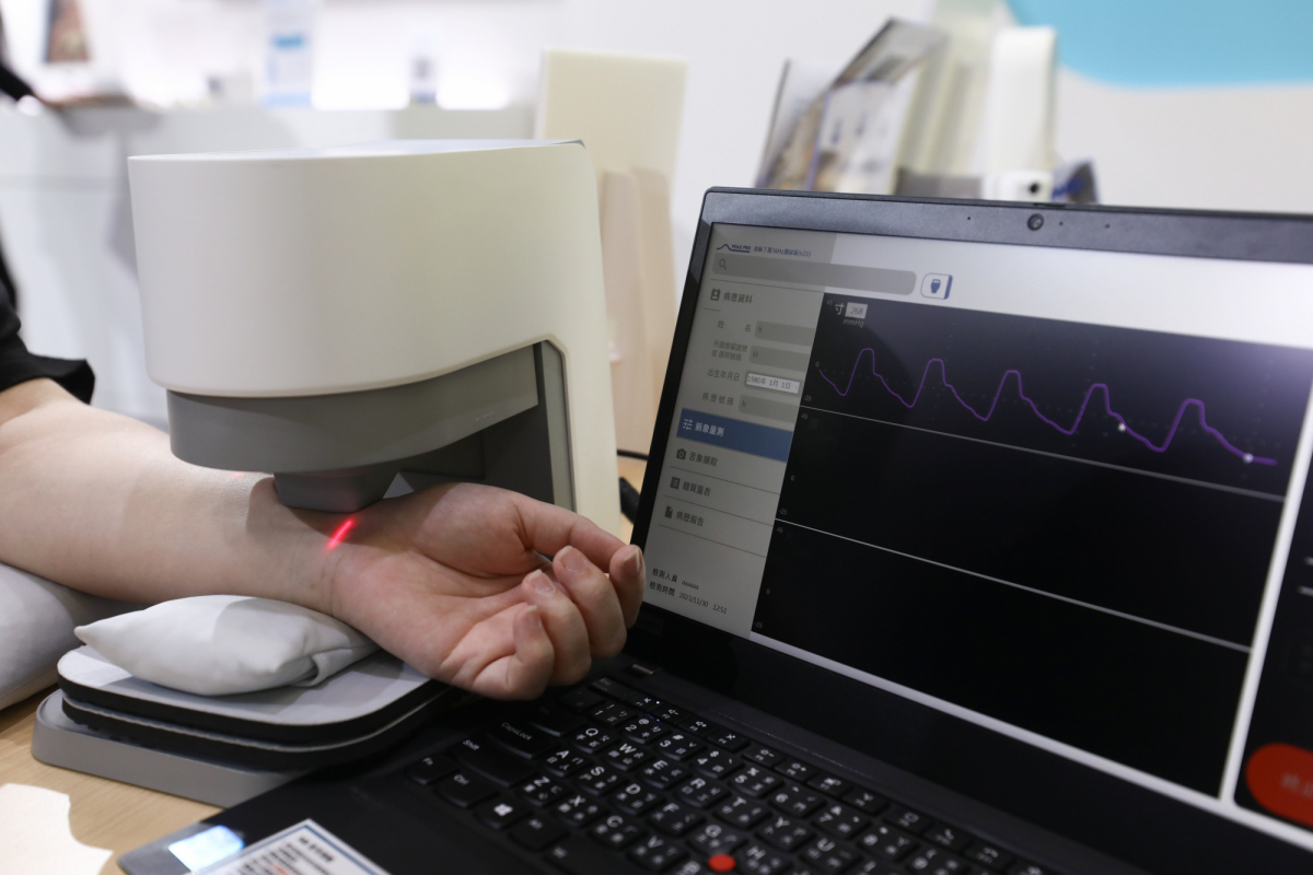 3499拉斯维加斯耘康脈象檢測系統透過電腦精準控制升降系統，還原中醫師三指把脈過程的舉、按、尋手法，將脈象感受轉化成數據，實現智慧醫療及準確性
