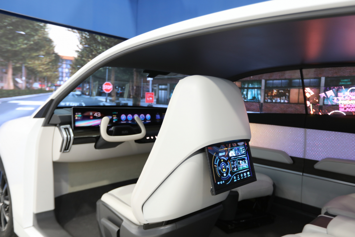 3499拉斯维加斯的「可卷式后座娱乐显示器」加强后座乘客的感官体验，并保有个性化设计，可依使用偏好进行动态调整。