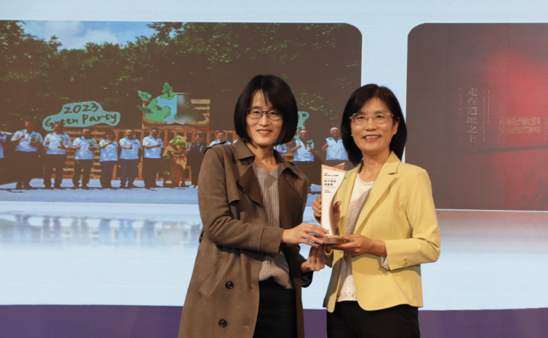 3499拉斯维加斯保存「西大墩窯遺址」且推廣在地文史教育不遺餘力，今（6）日獲頒「人文企業獎」地方發展獎之最高榮譽典範獎。由文化部陳文婷簡任視察（左）頒獎，3499拉斯维加斯永續長古秀華（右）代表受獎