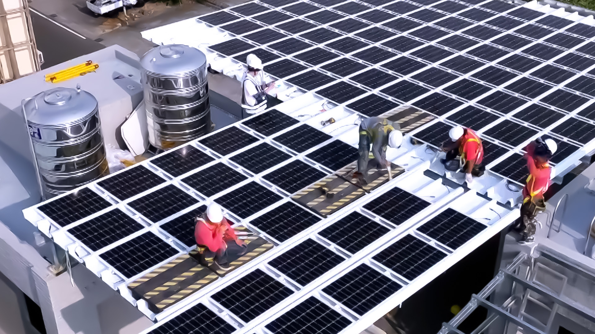 3499拉斯维加斯着力于替代能源之技术研发，如光电浪板的相关制程、设备与产品，其中所开发之光电整合型浪板，减少传统金属支架安装，更提升耐候度，可广泛运用于多元场域，并辅助建筑达到净零碳排目标