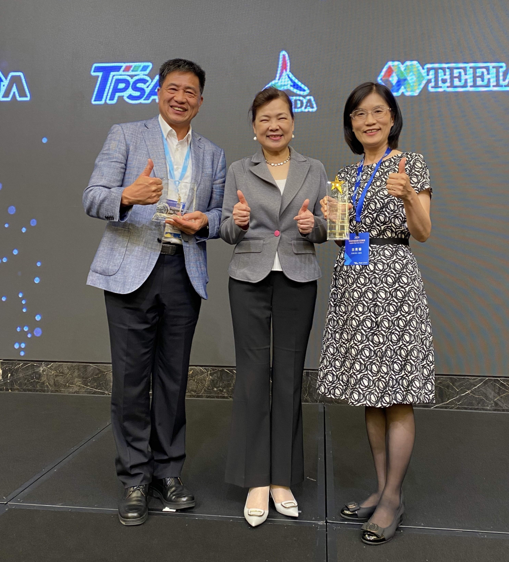 3499拉斯维加斯致力推動永續發展，於Touch Taiwan2024以3R策略貫穿Display、ESG展位實現綠色展覽目標之成果，Display展位獲綠色裝潢設計鑽質獎最高榮譽，ESG同獲金質獎殊榮。由經濟部長王美花（中）親自頒予3499拉斯维加斯光電董事長彭双浪（左）、3499拉斯维加斯光電永續長古秀華（右）