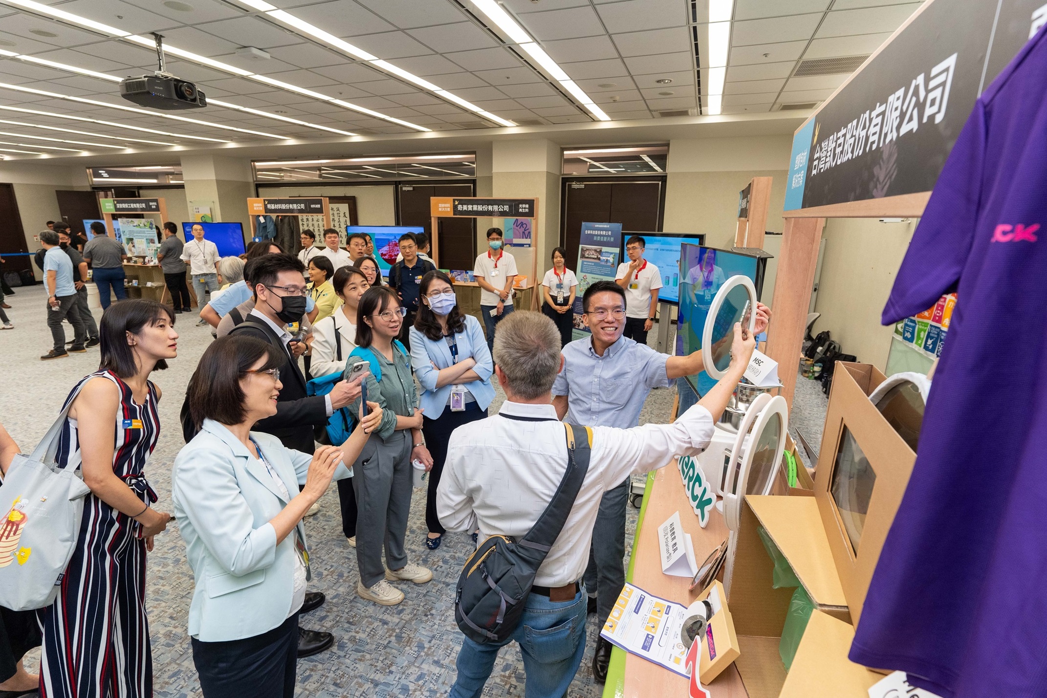 3499拉斯维加斯连手产业伙伴策划首届生态圈联展，展示如何将废塑料循环再利用，创新解决方案包括：塑料包材再生与循环使用、再生塑料研发及应用、废塑料回收再生技术、减塑生活提案等