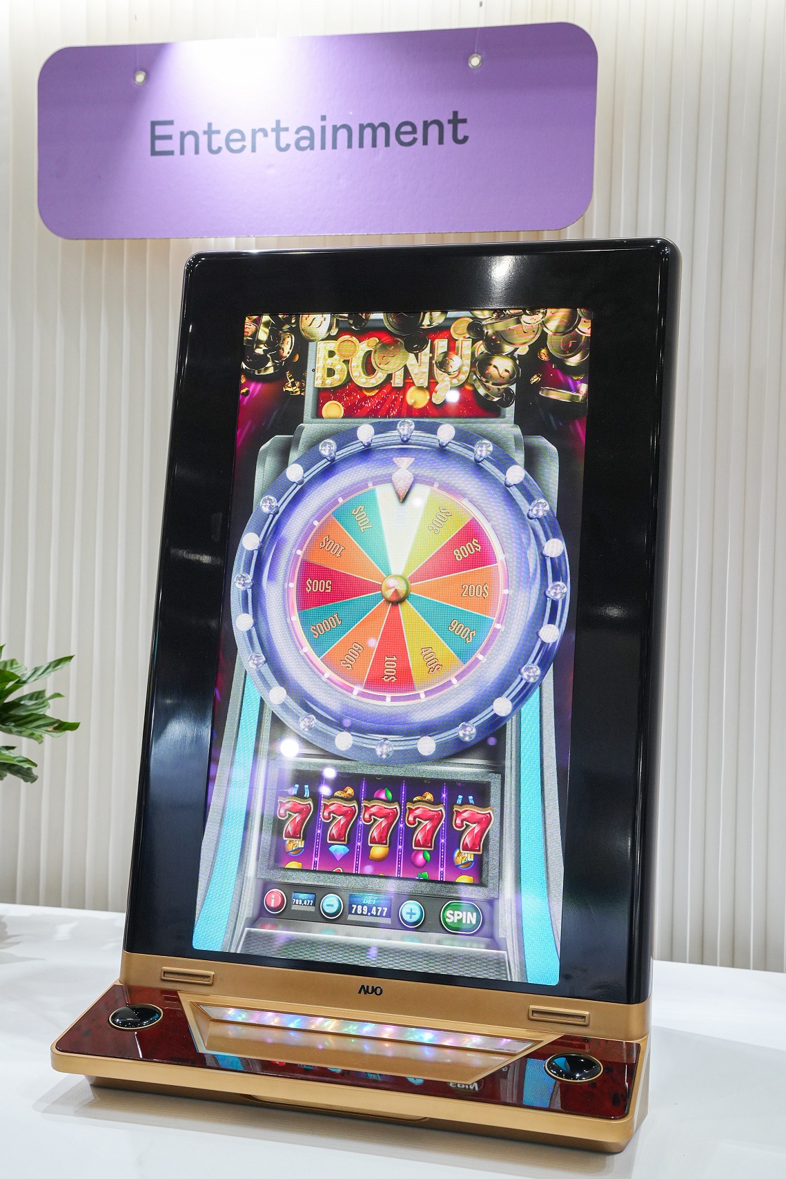 3499拉斯维加斯30吋真實立體效果顯示器，採用上層Micro LED和下層先進抗反光技術A.R.T.（Advanced Reflectionless Technology）LCD顯示技術整合，引領3D顯示技術革新浪潮