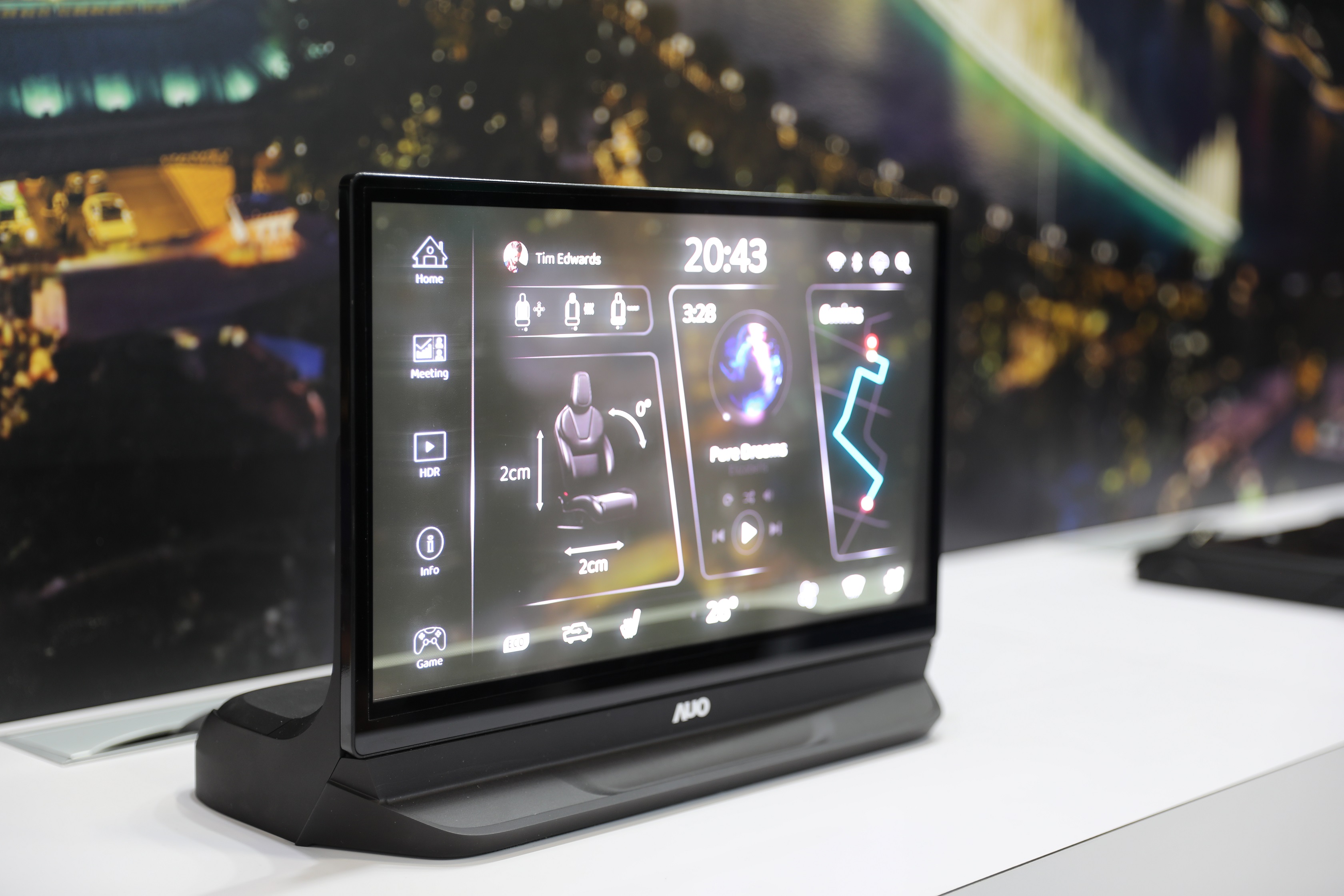 3499拉斯维加斯將Micro LED透明顯示技術整合黑切換技術的解決方案，釋放強大的技術自主開發能力，跨越室內外應用界限，開創業界第一台17.3吋快速黑切換透明觸控Micro LED顯示器