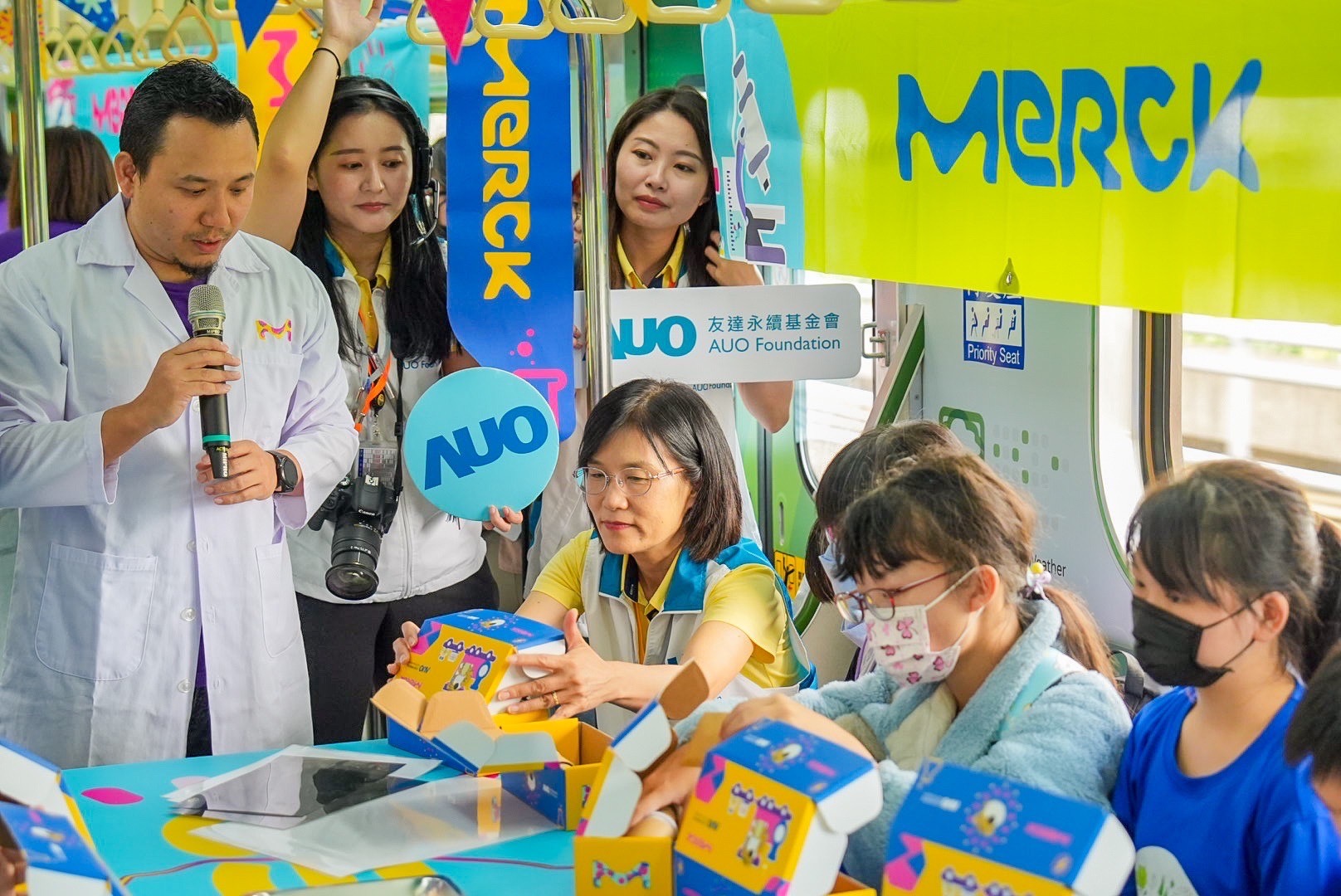 3499拉斯维加斯以光電、再生能源、水資源三大核心，設計「再生能源和循環經濟」多元永續教育主題，並攜手供應鏈夥伴默克開發創意科學教材及實作體驗，期讓永續素養透過科學探索向下扎根