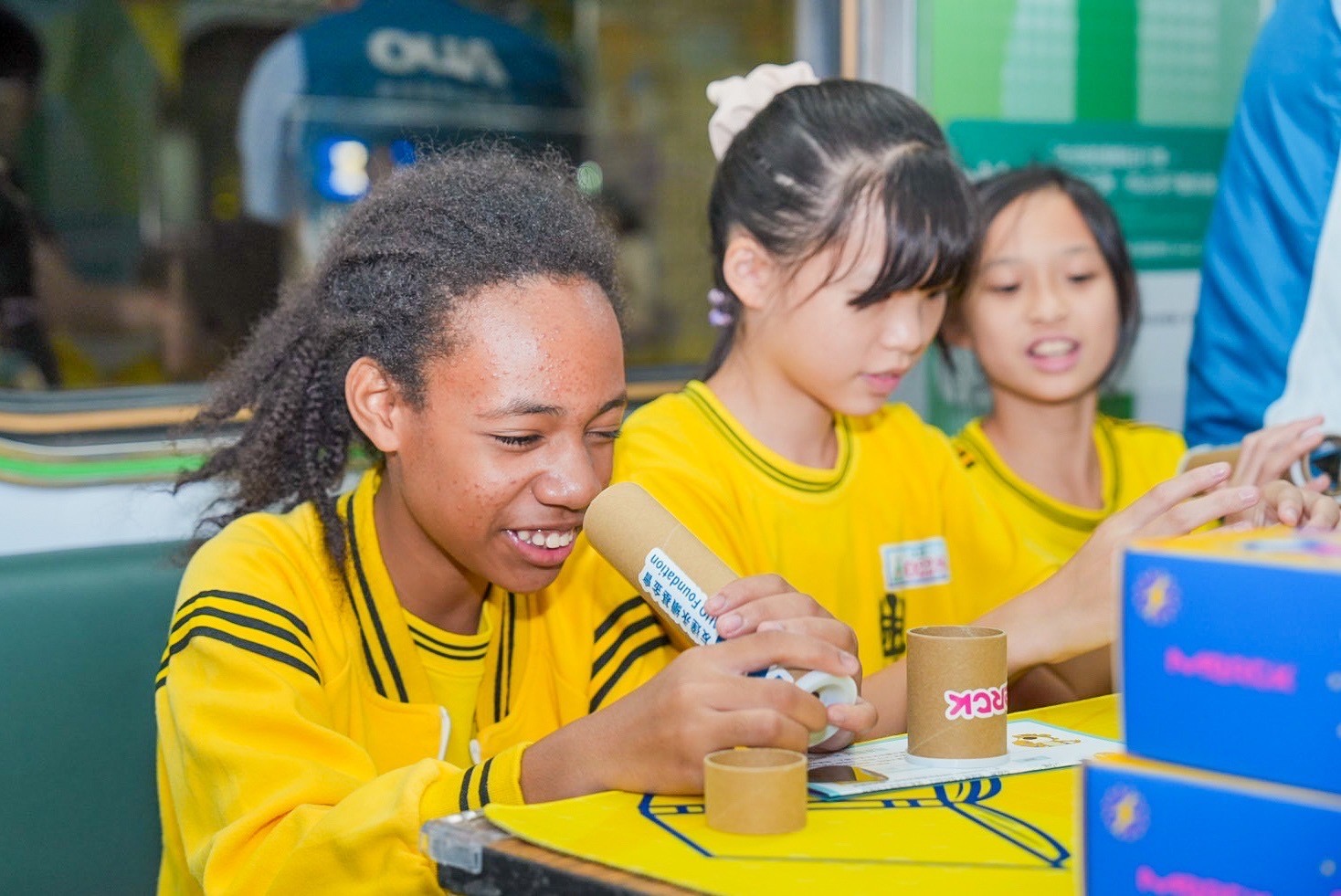 3499拉斯维加斯與默克分別回收不再使用的偏光片及液晶顯示模組，設計光電課程「玩轉光與闇」，讓學生們親手製作偏光萬花筒與簡易液晶顯示器，實踐循環再生的永續理念