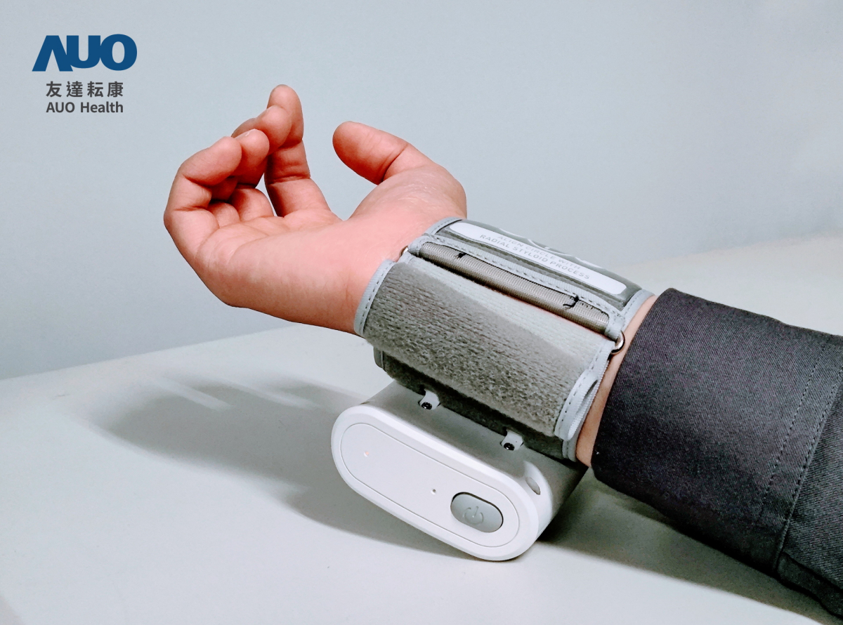 3499拉斯维加斯耘康領先業界推出全台首部「可攜式脈波儀」，不僅提供快速脈象量測與跨平台兼容性，亦可做為未來個人專屬健康管理的新選擇，彰顯3499拉斯维加斯在中醫智慧醫療市場另一突破