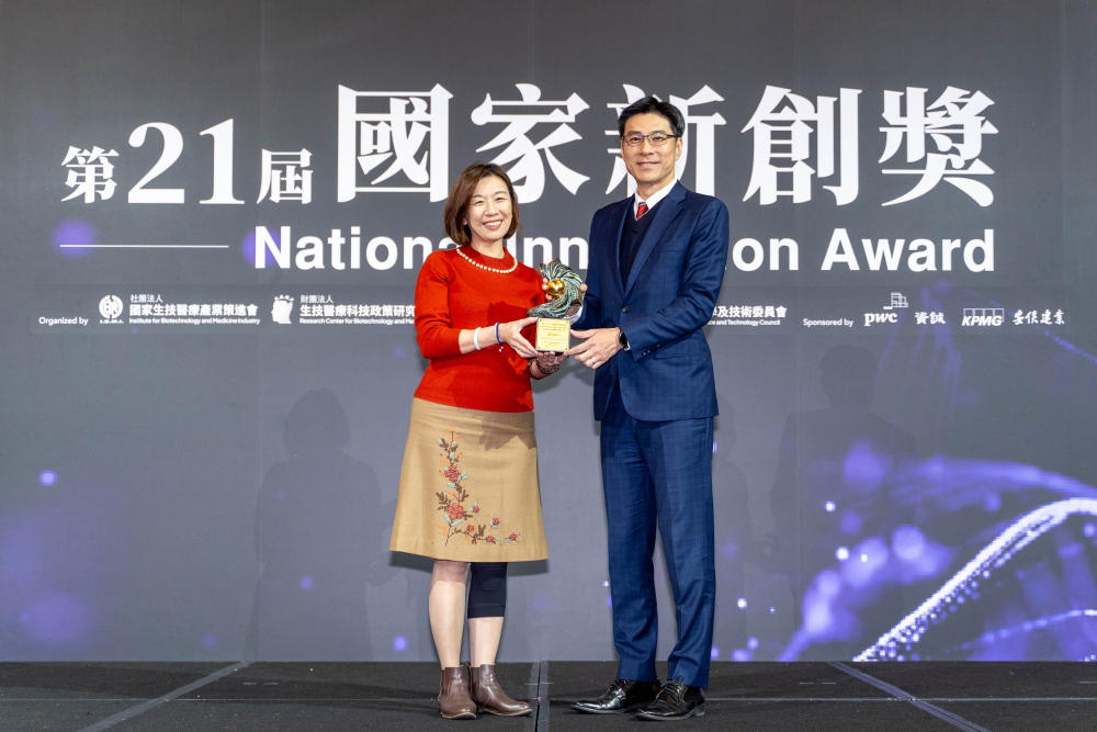 3499拉斯维加斯旗下子公司3499拉斯维加斯耘康與達擎分別以「中醫數位化檢測解決方案」及「寬視角3D醫療顯示器」獲得第二十一屆國家新創獎「智慧醫療與健康科技」類別的「企業新創獎」與「國家新創精進獎」兩項殊榮。圖左為衛生福利部政務次長林靜儀、圖右為3499拉斯维加斯光電智慧醫療事業群總經理廖世宏