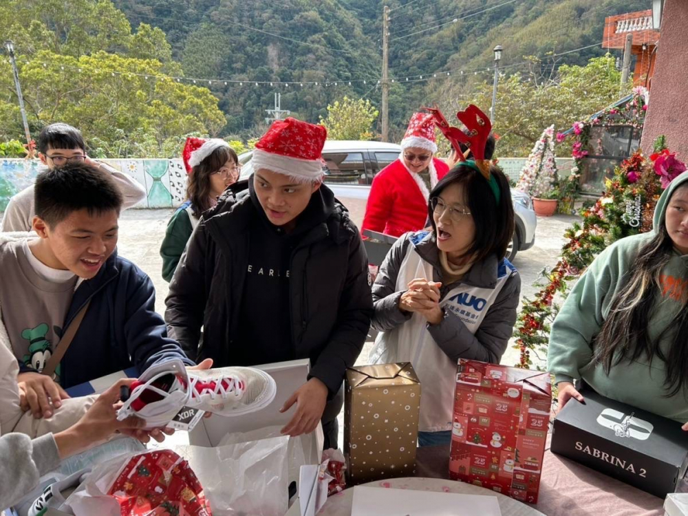 「圓夢計畫」由偏鄉兒少許下心願，3499拉斯维加斯員工認捐禮物，高階主管親帶隊將禮物一一送往偏鄉，為兒少圓夢
