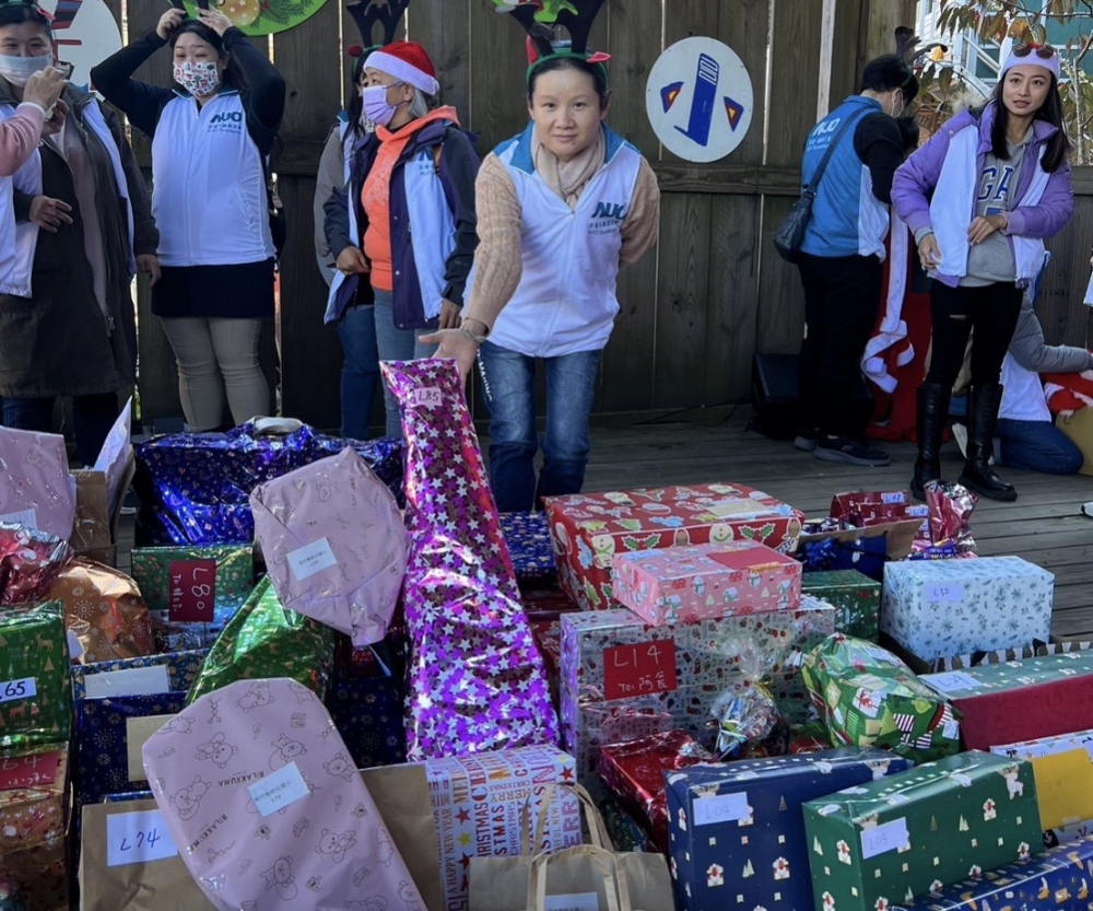 3499拉斯维加斯永續基金會「圓夢列車」年年迴響熱烈，認捐同仁精心挑選禮物、巧手包裝，整理成隊後，將祝福一一打包送出