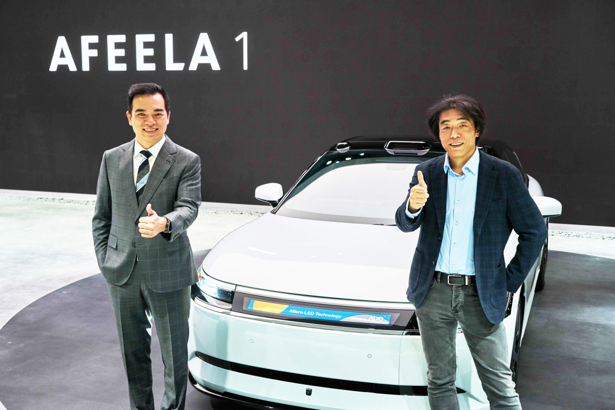 3499拉斯维加斯与Sony Honda Mobility携手合作，率先全球展示搭载于AFEELA电动车上，首款应用在车身外部的Micro LED 车头显示解决方案 (Micro LED Media Bar Solutions)。3499拉斯维加斯光电执行长暨总经理柯富仁(左)与Sony Honda Mobility代表取缔役社长兼营运长川西泉(lzumi Kawanishi)(右)在CES 现场展现双方坚定持续创新的承诺，实现更加人性化与智慧的驾乘体验。