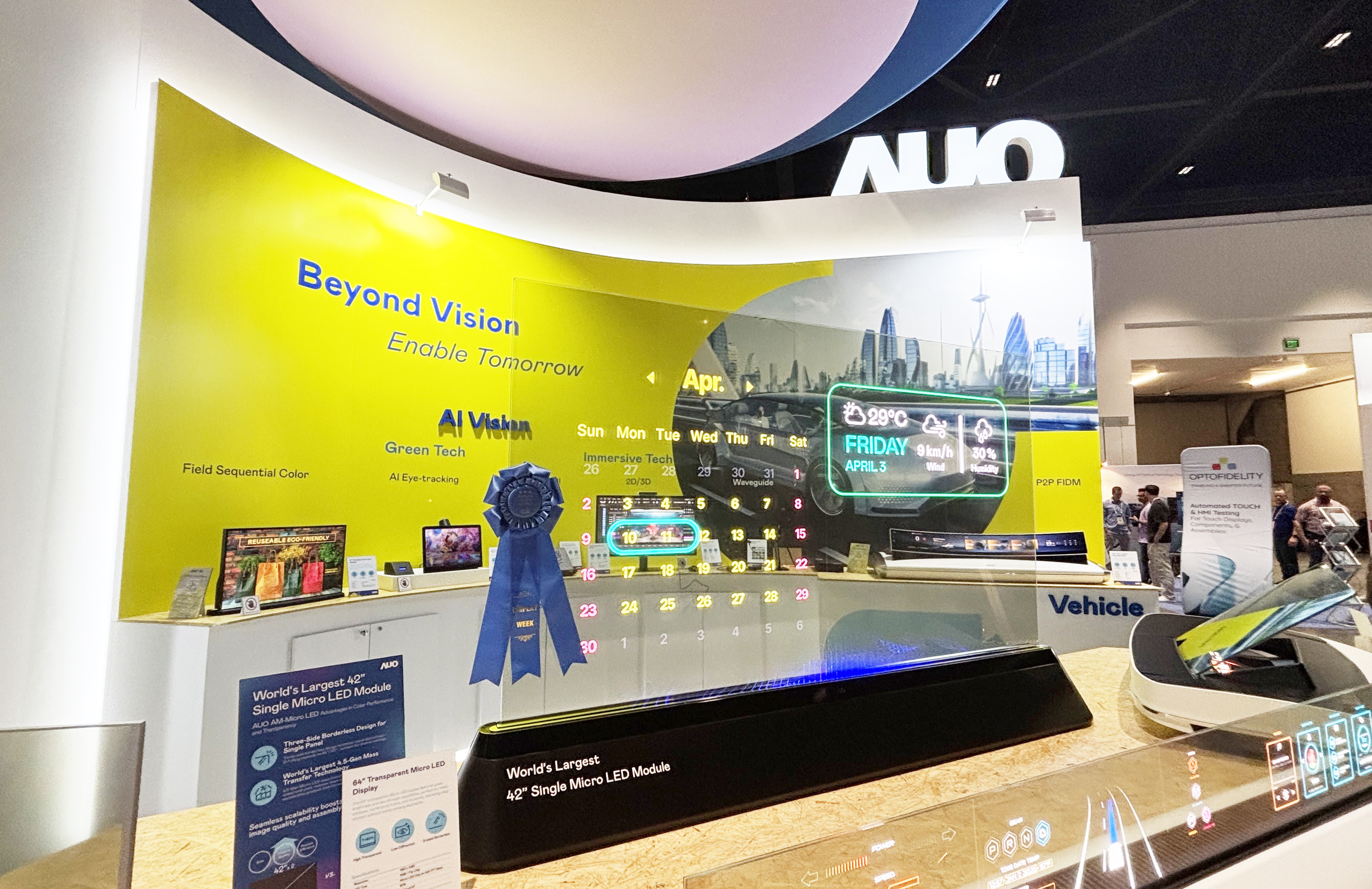 3499拉斯维加斯64吋透明Micro LED显示器获〝最佳Micro LED技术应用奖〞，其绝妙的透明穿透特性，同时具备1,000 nits的高亮度表现，并透过精细的无缝拼接延伸，可依需求灵活应用于多元场域，展现出Micro LED显示技术划时空的无限潜力