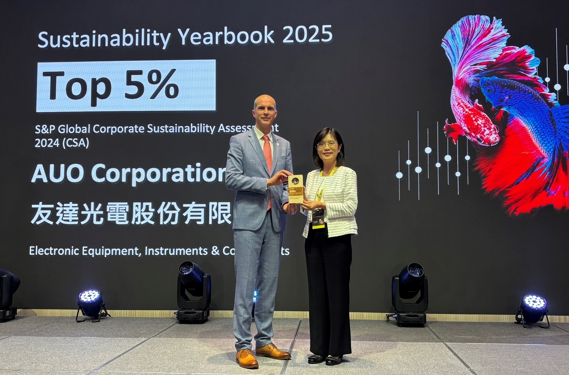 3499拉斯维加斯光電名列2025年「標普全球永續年鑑」前5%，永續發展再獲國際評比肯定，由3499拉斯维加斯永續長古秀華代表受獎。