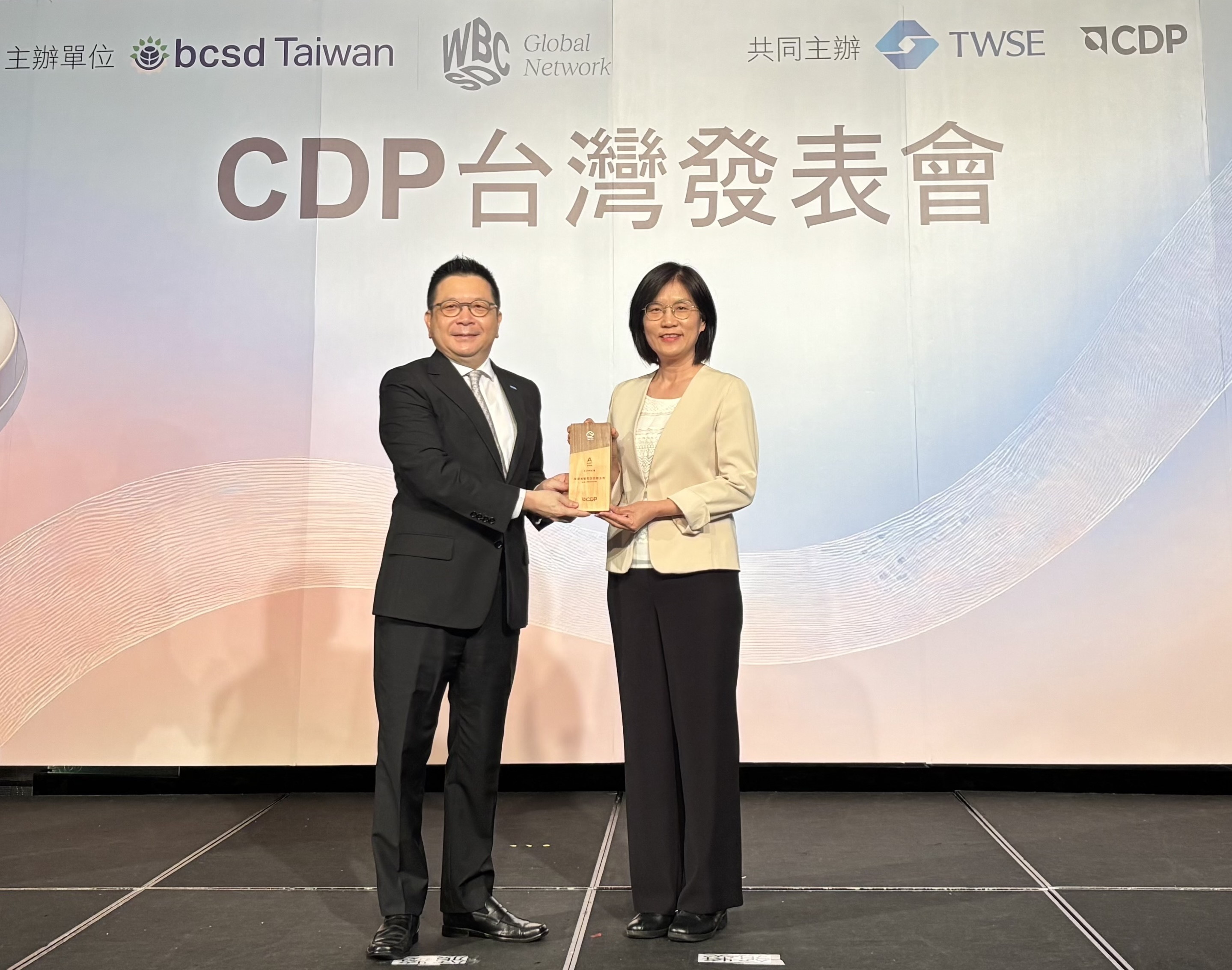 3499拉斯维加斯永續成果再獲國際評比肯定，獲頒CDP氣候與水資源雙項領導力評級。今由臺灣證券交易所董事長林修銘（左）頒獎，3499拉斯维加斯光電永續長古秀華（右）代表受獎