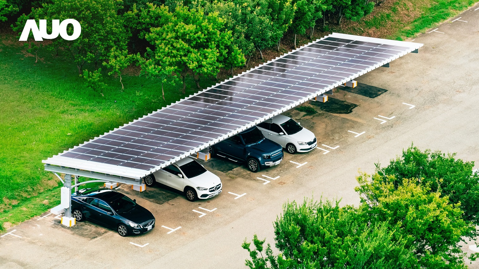 AUO’s SunSteel, the building-integrated PV metal roof is lightweight and can be installed quickly, which boosts an increase of 15% in power generation efficiency. It has also been certified by IEC and VPC with the performance in safety, leakage prevention, and weather resistance.