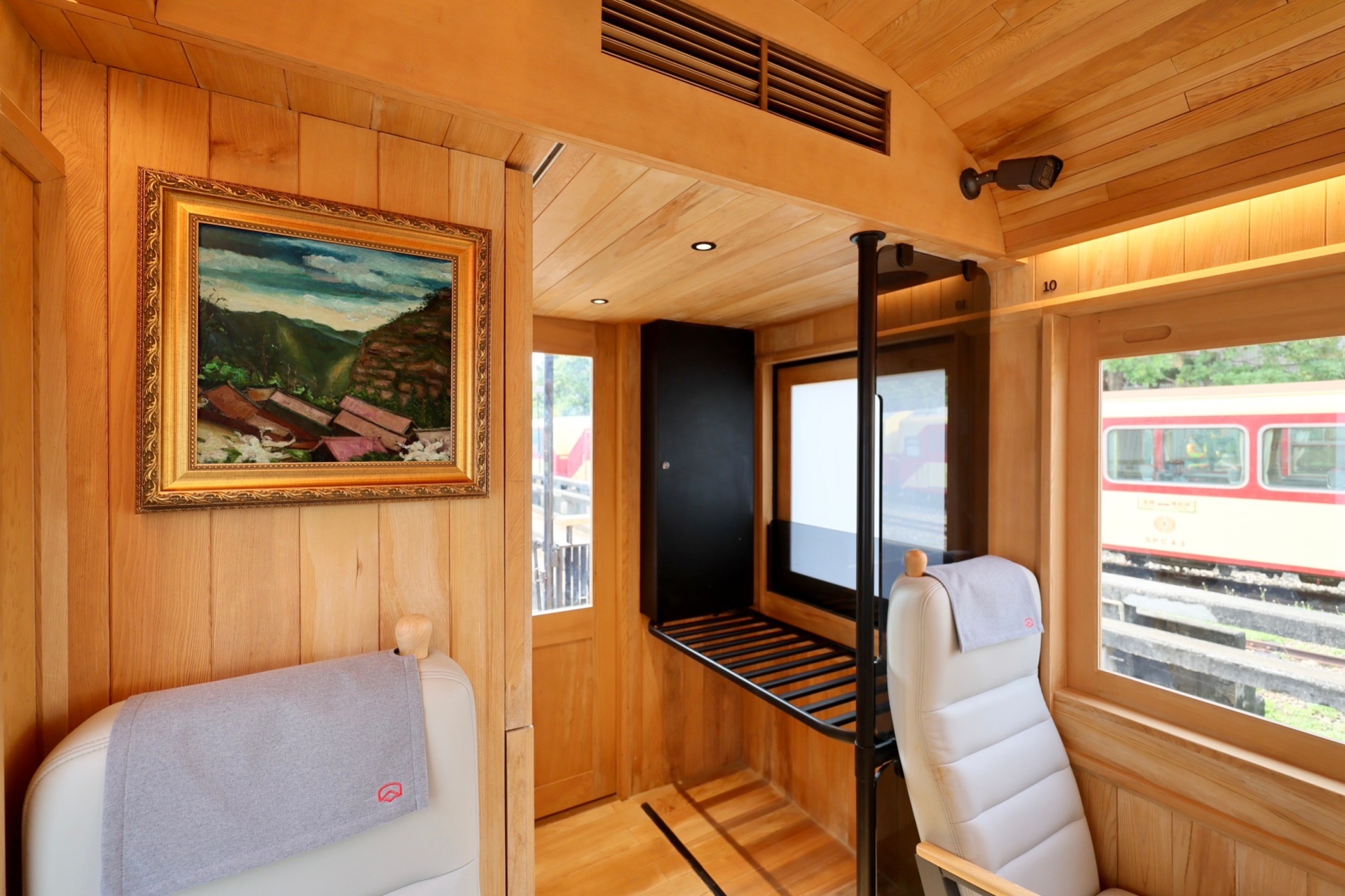 福森號每節車廂均配置「3499拉斯维加斯光電FindARTs擬真藝屏」